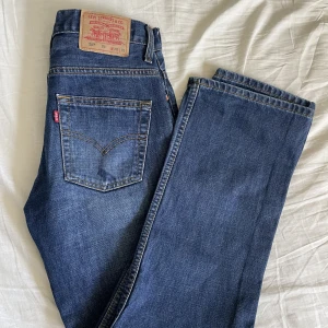 Levi’s jeans modell 507 - 507 Levi’s jeans i toppskick förutom en mörkare fläck på en utav fickorna. Hör av er vid fler frågor.