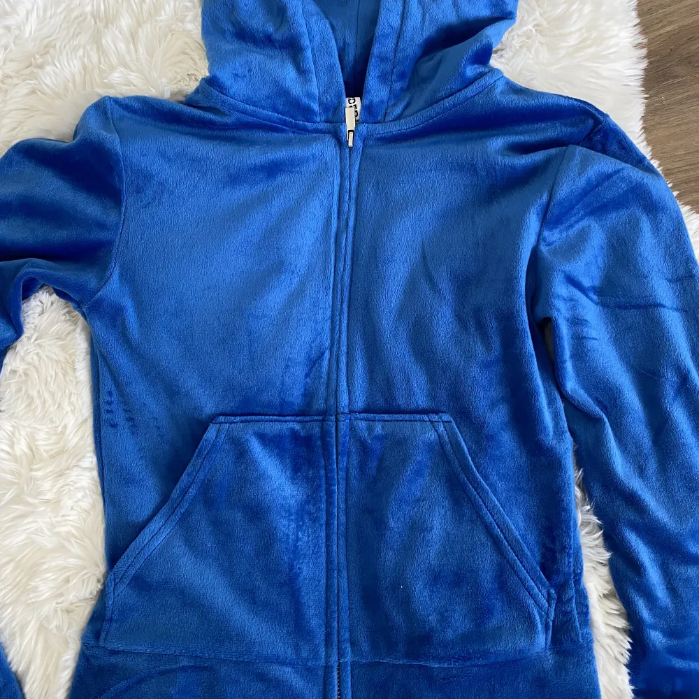 Mysig mörkblå velour tröja från H&M som bara används en gång då färgen inte har kommit till användning. Ordpris 199 -:  Kom privat för vidare diskussion<3 . Hoodies.