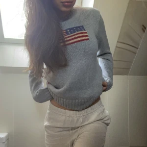 Polo stickad tröja  - Säljer min gosiga Polo tröja men endast vid ett bra pris då jag fortfarande är lite kluven, kontakta vid fler frågor🤍