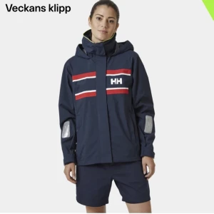 Helly Hansen seglarjacka - Säljer min super snygga helly hansen jacka som jag precis köpte! Har använt ett par fårtarm gånger men den ser ut att var i nyskick. Inga defekter❣️