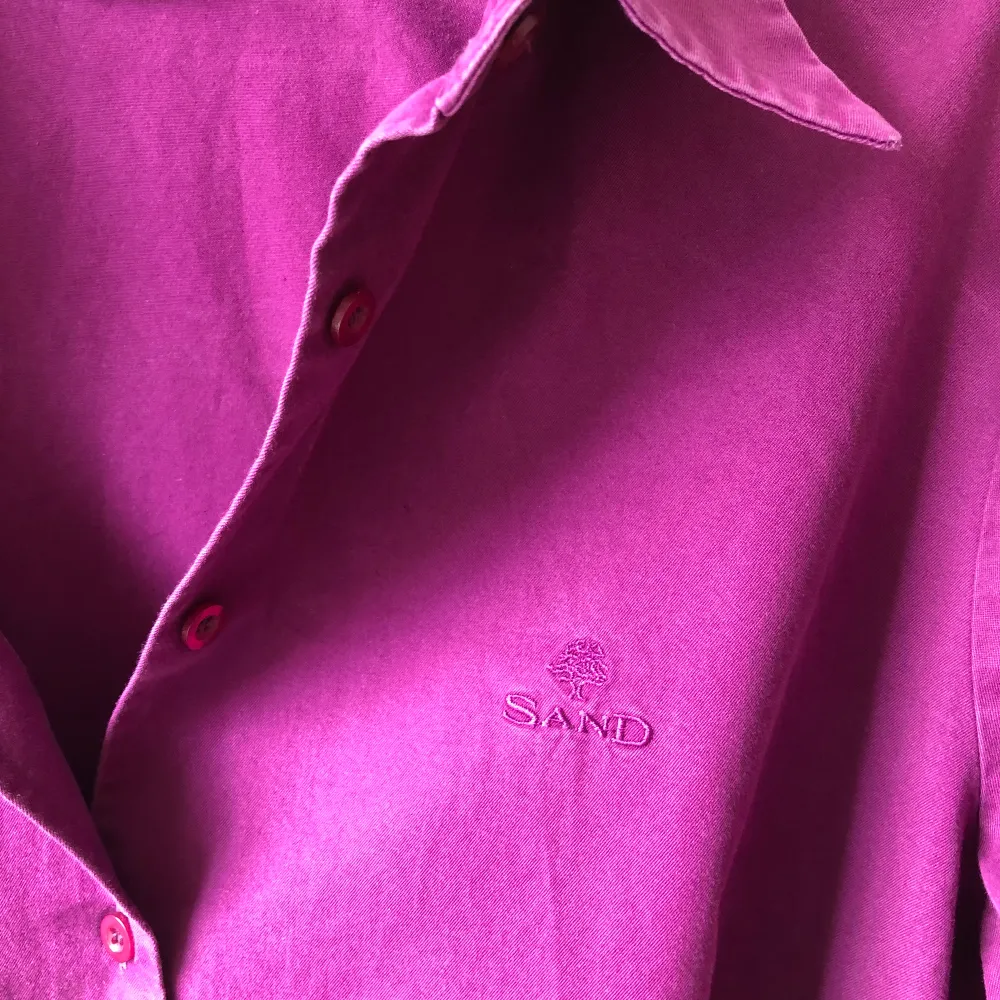 Härlig lila/magenta färgad skjorta från Sand 100% bomull. Skjortor.