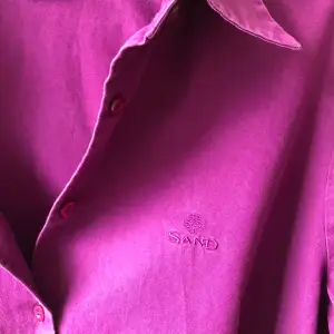 Härlig lila/magenta färgad skjorta från Sand 100% bomull