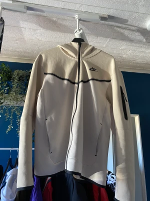 Tech Fleece Beige NYSKICK - Beige Tech Fleece köpt förra året på JD som inte kommer till användning, knappt använd, nyskick. Storlek M  Kontakta om du har frågor eller liknande!