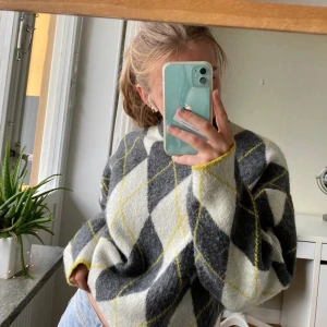 Stickad tröja  - Säljer denna supercoola stickade tröja! Den är från ett sammanarbete med märket pringle of scottland💛