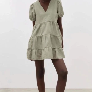 Zara klänning - Populär klänning som inte längre säljs! Fin till sommaren 🌺🌺🌺