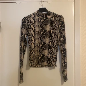 Ormskinn tröja - Säljer min ormskinns tröja från Gina tricot, stl S.  Använd ett fåtal gånger. Jättefint skick. 100kr.