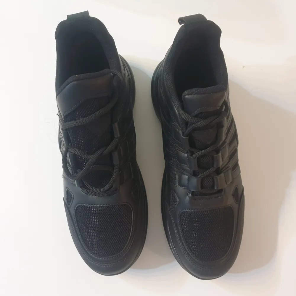 Ett par svarta skor från Lc waikiki köpta utomlands.  De är lätta att ha på. Aldrig använda bara testade en gång.  Storlek 39  . Skor.