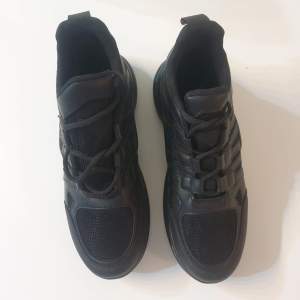 Ett par svarta skor från Lc waikiki köpta utomlands.  De är lätta att ha på. Aldrig använda bara testade en gång.  Storlek 39  