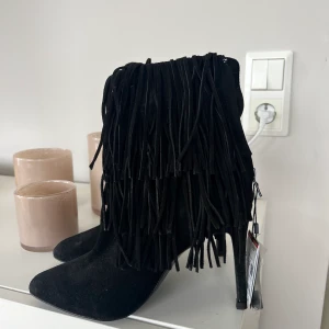 Zara klackskor - Helt nya zara mocka klackskor med fransar  Strl 38 Nypris 800kr