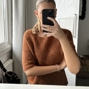 Stickad T-shirt - Stickad T-shirt från Soaked in luxury. 30 % alpaca, 25% ull, jätteskön och inte alls sticksig