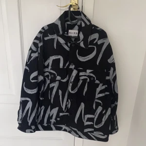 Jeansjacka  - Superfin mönstrad jeansjacka från NA-KD! Använd få gånger och är som i nyskick! Storlek 36🤍🤍