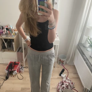 Grå juciy byxor  - Säljer dessa gråa juciy byxorna som är i fint skick. Skriv privat om ni skulle vara intresserade! kan tänka mig o sälje de för cirka 450 kr💘🦕
