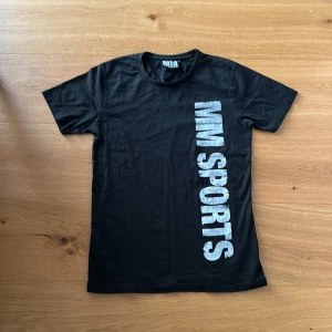mmsports t-shirt - Hej, säljer en mmsports t-shirt som jag inte använt alls mycket (under 5). Den sitter tight, nypris 250kr. Skriv för fler funderingar.😁