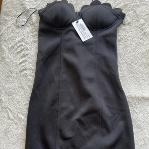 Klänning - Kort, snygg, svart klänning Aldrig använd Från Nelly  