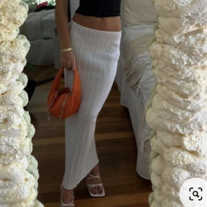 Kjol från SNDYS - Kjol från SNDYS the label. Storlek xs. Säljer eftersom den va för liten i midjan. Lånade bilder.🫶🤍 Köpt för ca 700kr