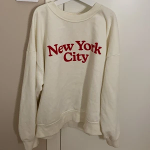 Över tröja  - Bra skick har använts 1 gång typ jag strå för frakten och alla kläder tvättas innan 