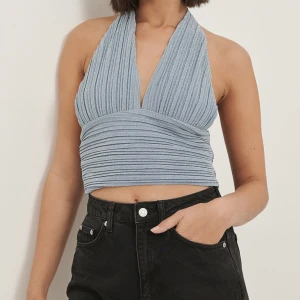 Glittrig halterneck topp - Säljer denna glittriga halterneck toppen i en superfin blå färg. Den är aldrig använd, endast provad så toppen är i nyskick. Storlek S💗