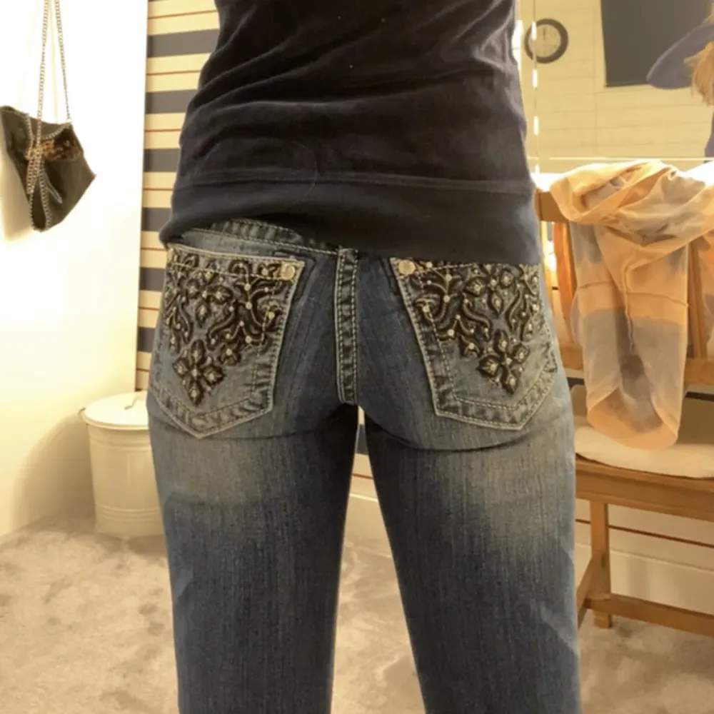 Säljer nu mina assnygga MissMe jeans köpta här på Plick för ett tag sedan.  Midjemått (mätt rätt över): 36cm Innerbenslängd: 78cm. Jeans & Byxor.