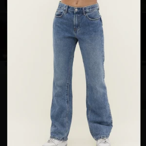 Mid-Rise jeans  - As snygga mid rise jeans från stradivarius, aldrig använda då jag hade behövt en storlek mindre men hann inte skicka tillbaka🤍