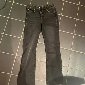 Säljer mina bootcut jeans från Gina då dom inte alls passar mig. Dom är storlek 34 men enligt mig små i storleken💗   Säljer även fler kläder på min profil 