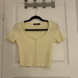 Gullig gul tröja från BikBok, aldrig använd, storlek XS
