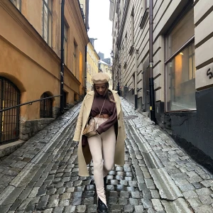 Beiga ribbade byxor - Sköna ribbade och snygga tighta byxor från Zara som har cuts längst ner i benen.