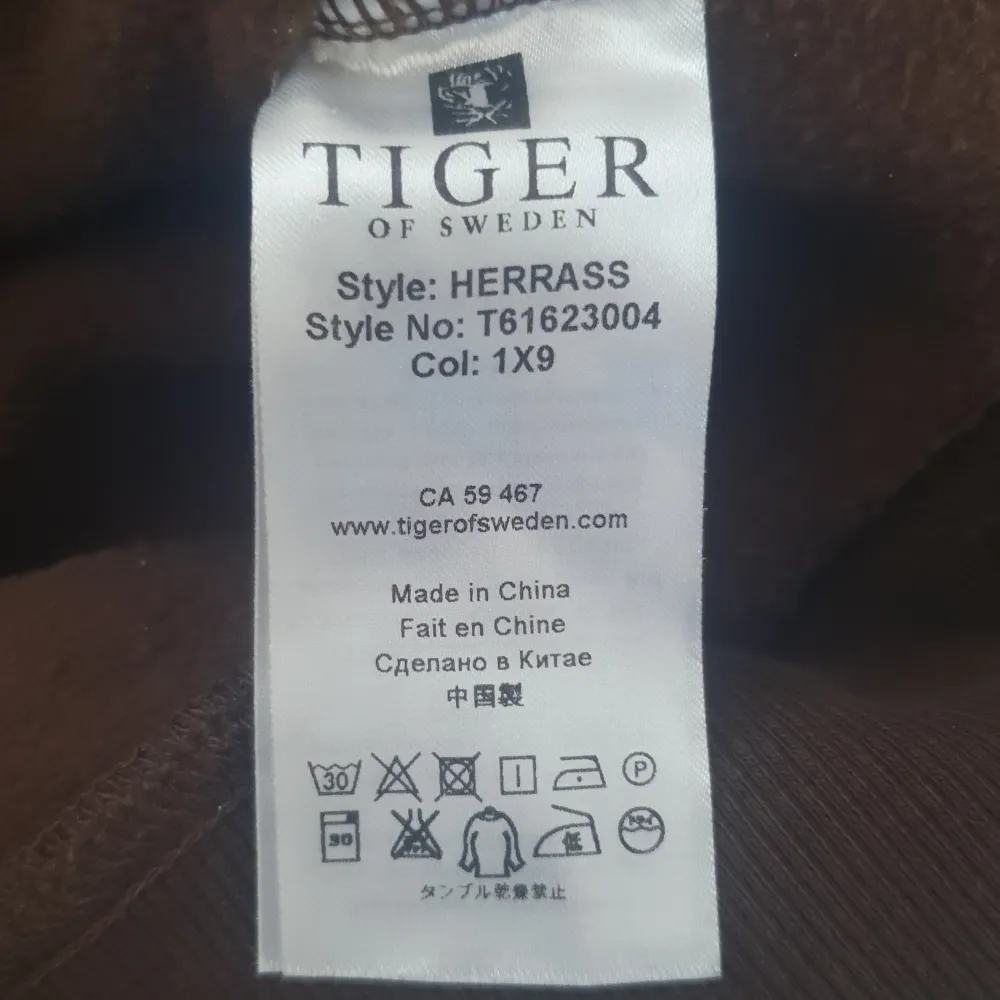 Jättefin tröja Tiger of sweden Använd ca 3-4 ggr så i fint skick . Hoodies.