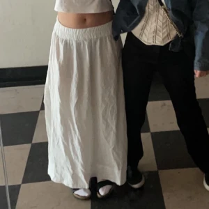 långkjol - säljer denna jättefina långkjol från zara då detta inte längre är min stil🫶🏻 jättefint skick
