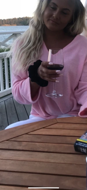 Rosa tröja - Superfin rosa tröja i ett underbart skönt material. Perfekt att sätta på sig en sommarkväll. 