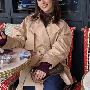 KORT TRENCHCOAT COS - Säljer min korta trenchcoat från COS. Superpopulär och helt slutsåld! Nypris: 1499kr 