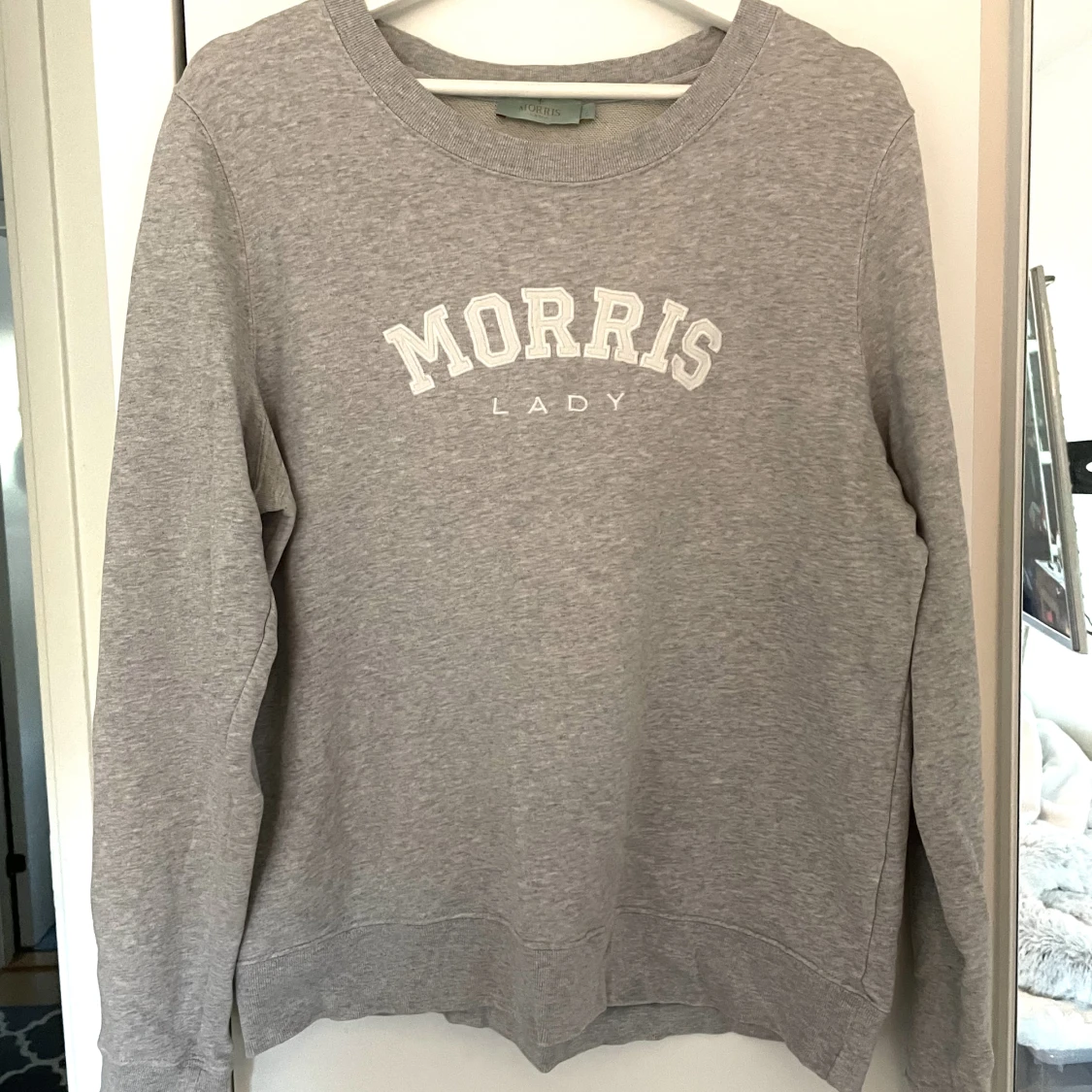 Morris sweatshirt lady