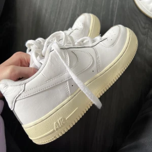 Vintage Nike air force - Vintage Nike air force vita med beige sula i storlek 38,5.