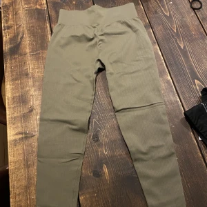 Olivgröna mesh tights  - Skitsnygga tränings tights i olivgrön.  Riktigt sköna & har snygg passform, meshtyg. ALDRIG ANVÄNDA