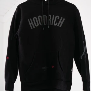 Hoodrich hoodie - Hoodrich hoodie som är köpt i december 2022 från Jd-sports. Använd bara några enstaka gånger i väldigt bra skick.