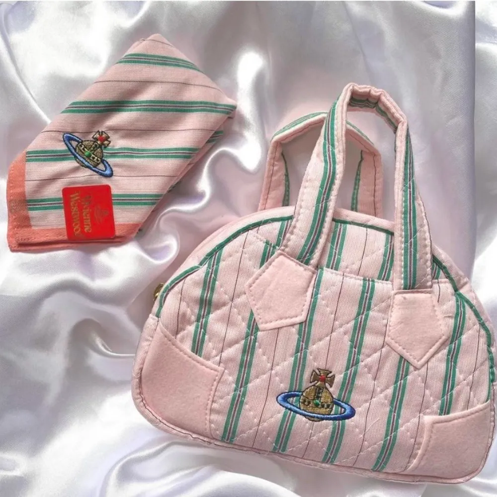 Jättefin ljusrosa quiltad handväska med broderad logga🌷 aldrig använd och kommer med matchande scarf och orginalbox. . Väskor.