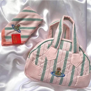 VIVIENNE WESTWOOD mini bag - Jättefin ljusrosa quiltad handväska med broderad logga🌷 aldrig använd och kommer med matchande scarf och orginalbox. 