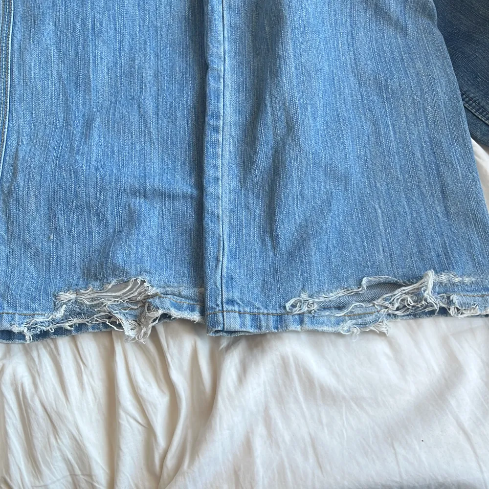 Superfina ljusblå raka lågmidjade jeans! Innerbenslängd: 80 cm midjemått: 78 cm  Jag på bilden är 160 cm! Obs! Slitna längst ner, se bild  Skriv om du har fler frågor💕. Jeans & Byxor.