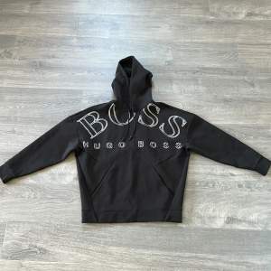 Hugo Boss hoodie bra skick, aldrig använd och den är storlek S 700kr