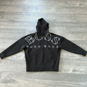 Hugo Boss Hoodie  - Hugo Boss hoodie bra skick, aldrig använd och den är storlek S 700kr