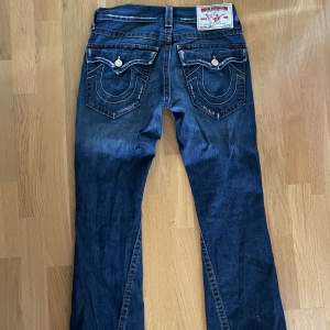 Säljer mina skitsnygga true religion jeans strl 29 Sitter bra i längden på mig som är 170 Kan mötas upp i Stockholm eller skicka