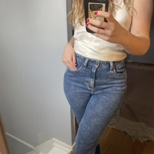 Hollister jeans - Mörkblå Hollister jeans med stenad tvättning. Storlek W26 och L27, jag är 170 cm. Använde mycket förut, men tyvärr inte längre ❤️