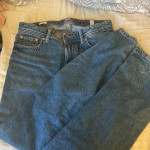 säljer dessa jätte fina jeans, knappt andvända. storlek 152. EJ KÖP NU 