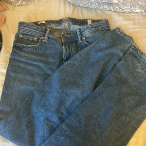 jeans - säljer dessa jätte fina jeans, knappt andvända. storlek 152. EJ KÖP NU 