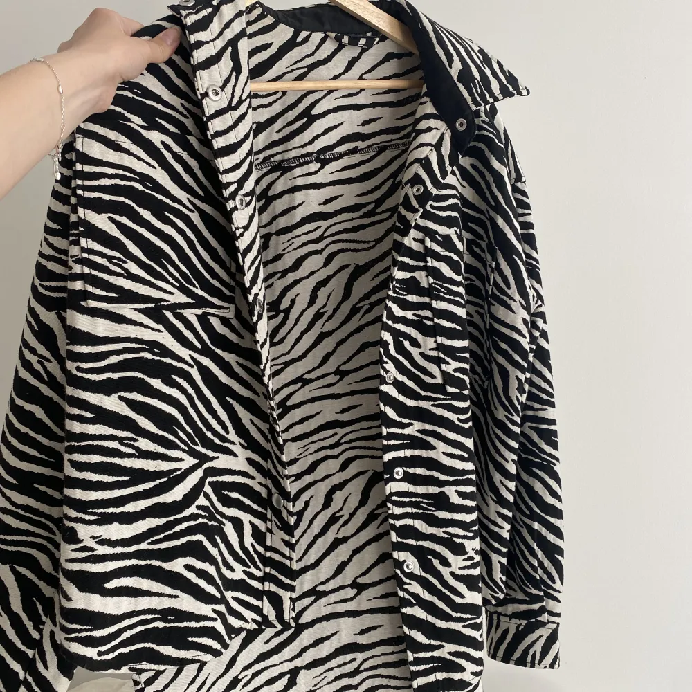 En snygg och cool jacka i zebramönster! Perfekt för vår och sommar ☀️☀️. Jackor.