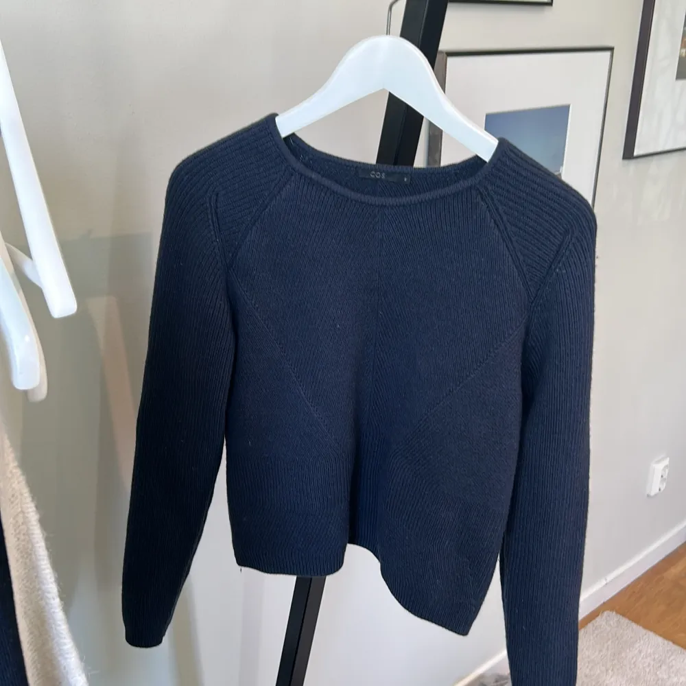 Super söt stickad tröja från COS i en fin marinblå färg perfekt nu till sommaren, (pris kan diskuteras)💕💕. Stickat.