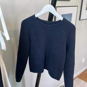Super söt stickad tröja från COS i en fin marinblå färg perfekt nu till sommaren, (pris kan diskuteras)💕💕