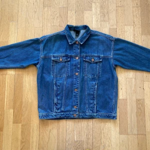 Jeansjacka - Snygg jeansjacka från Monki i gott skick. Jackan sitter lite oversized på mig som är 160