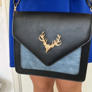 Svart väska  - Snygg oanvänd väska 