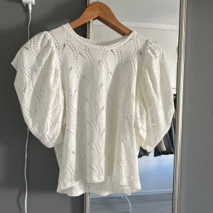 Topp med ballongärmar från Zara - En super sött topp perfekt till sommaren med ballongärmar från Zara köptes ganska nyligen och tyvärr inte kommit till användning. Endast använt en gång!!🤍😇