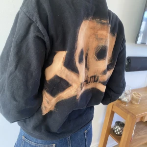 Grunge hoodie - Denna hoodie har jag sprayat själv en dödskalle på. Den är mjuk och bekväm och lite oversized!